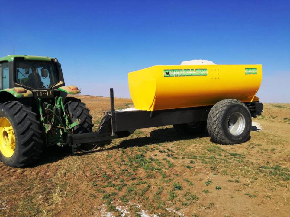 D750 LIME AND FERTILIZER SPREADER